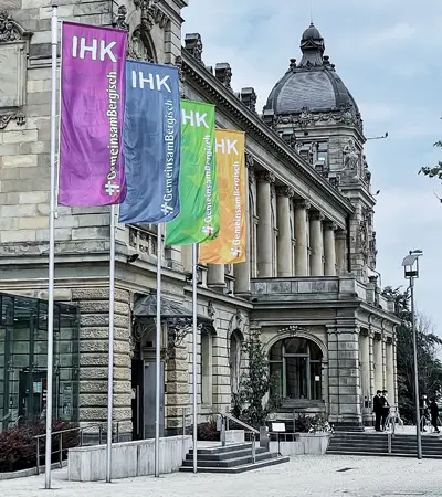 Fahnenmasten vor Stadthalle Fahnenmasten vor Stadthalle