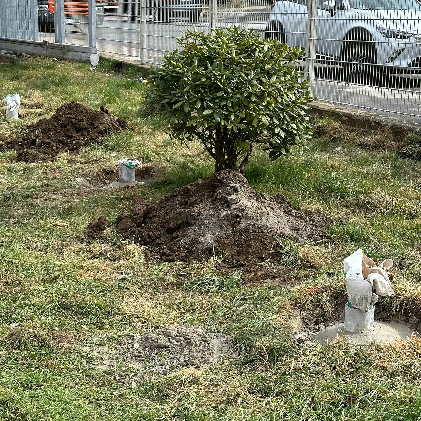 Fahnenmastbodenhülse einzementiert Fahnenmastbodenhülse einzementiert